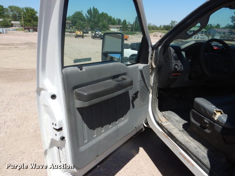 image for item GA9040 2011 Ford F550 Super Duty  bucket truck