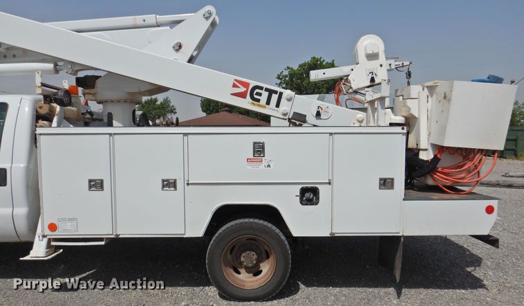 image for item GN9909 2016 Ford F550 Super Duty  bucket truck
