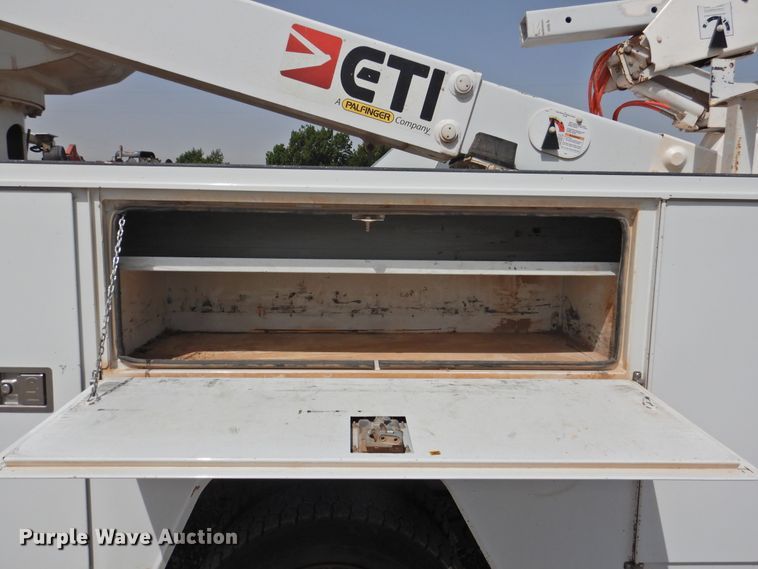 image for item GN9909 2016 Ford F550 Super Duty  bucket truck