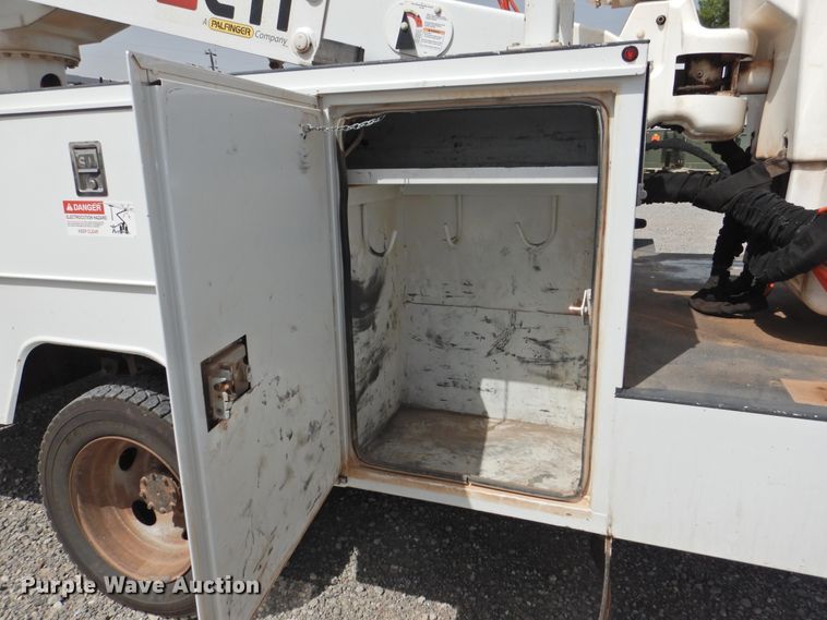 image for item GN9909 2016 Ford F550 Super Duty  bucket truck