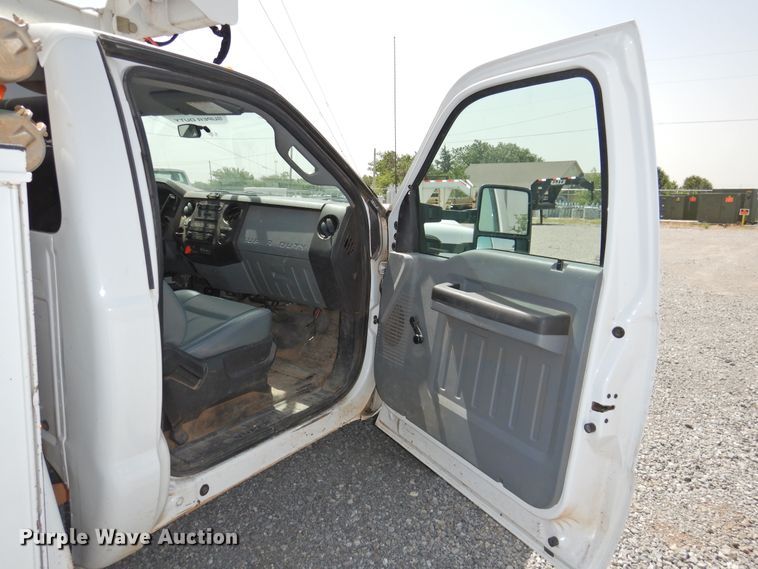 image for item GN9909 2016 Ford F550 Super Duty  bucket truck