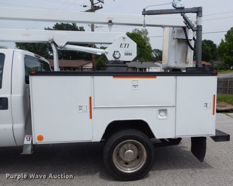 image for item GV9061 2011 Ford F550 Super Duty XL  bucket truck