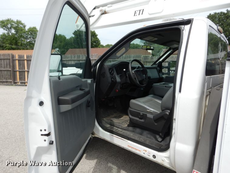 image for item GV9061 2011 Ford F550 Super Duty XL  bucket truck