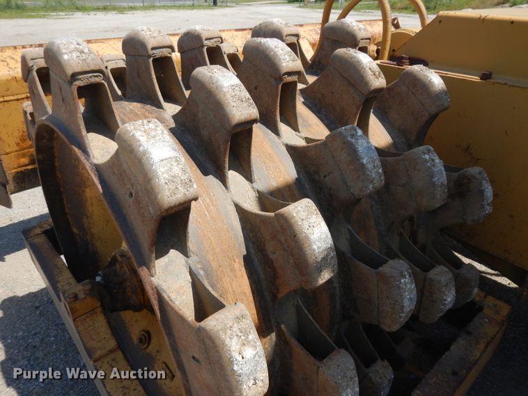 image for item GW9169 1980 Caterpillar 815  soil compactor