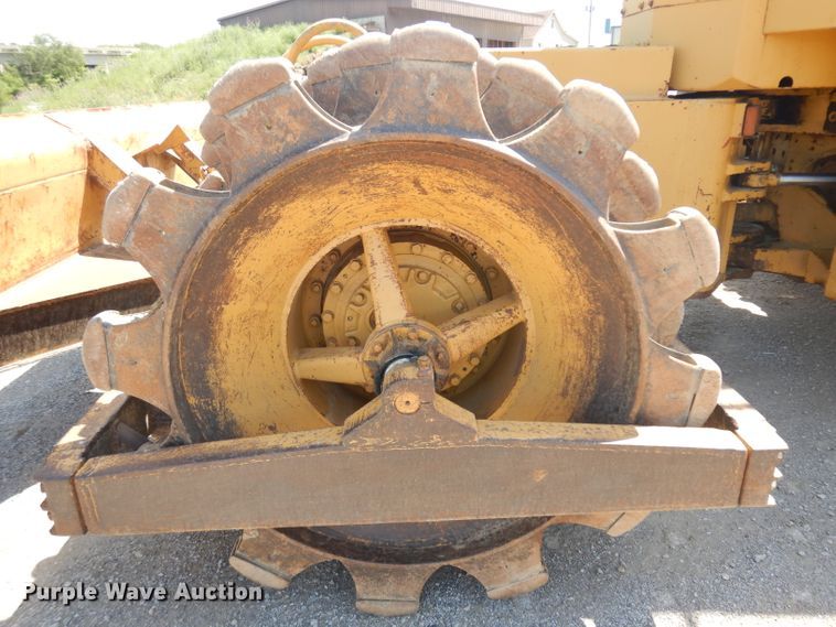 image for item GW9169 1980 Caterpillar 815  soil compactor