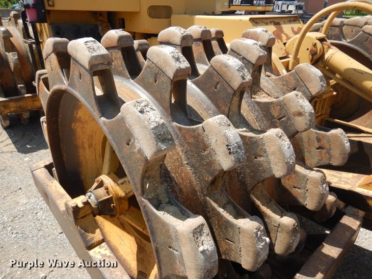 image for item GW9169 1980 Caterpillar 815  soil compactor