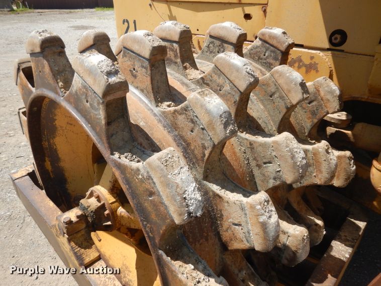 image for item GW9169 1980 Caterpillar 815  soil compactor