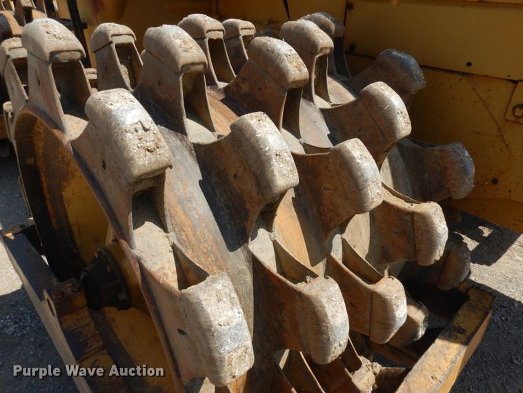 image for item GW9169 1980 Caterpillar 815  soil compactor