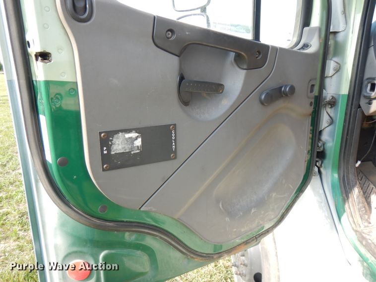 image for item HG9008 2006 Freightliner Business Class M2  flatbed truck