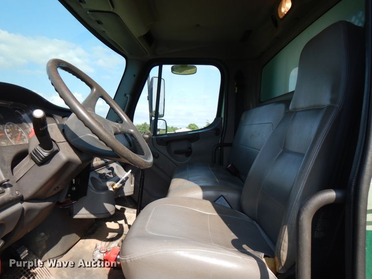 image for item HG9008 2006 Freightliner Business Class M2  flatbed truck