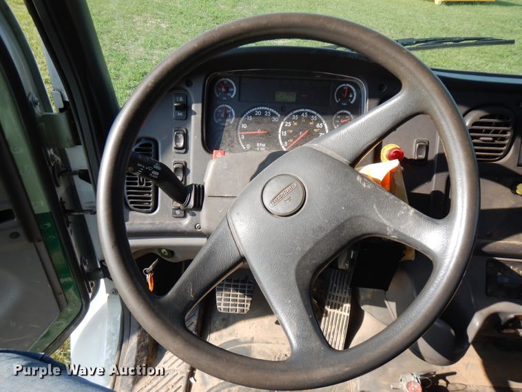 image for item HG9008 2006 Freightliner Business Class M2  flatbed truck