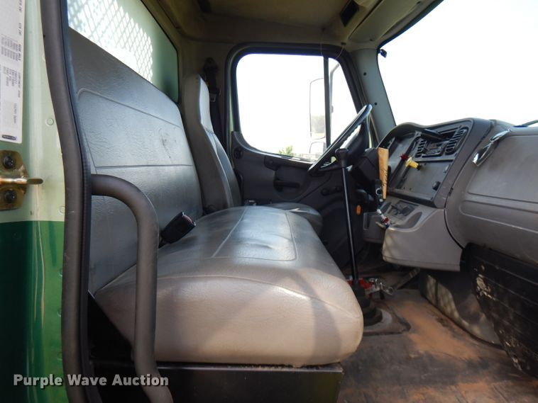 image for item HG9008 2006 Freightliner Business Class M2  flatbed truck