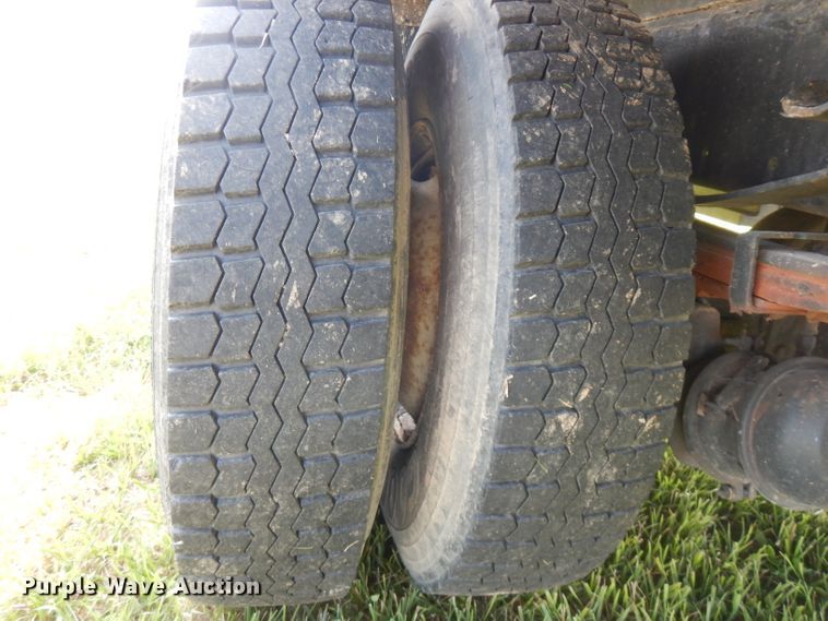 image for item HG9008 2006 Freightliner Business Class M2  flatbed truck