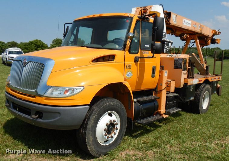 image for item HG9009 2006 International 4400  crane truck