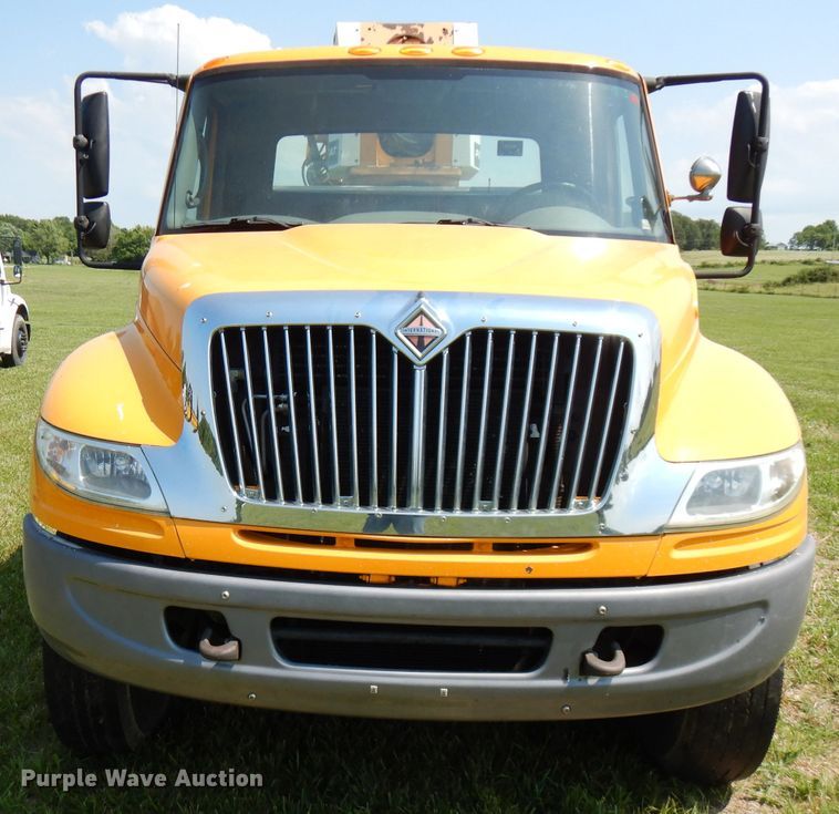 image for item HG9009 2006 International 4400  crane truck