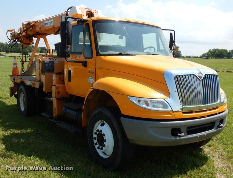 image for item HG9009 2006 International 4400  crane truck