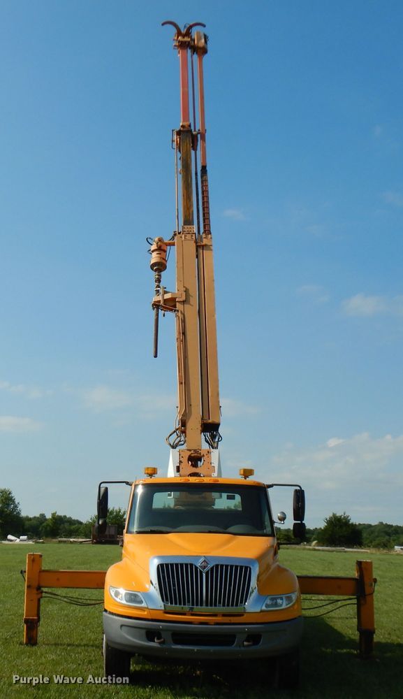 image for item HG9009 2006 International 4400  crane truck