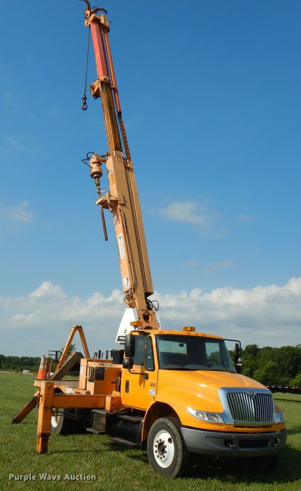 image for item HG9009 2006 International 4400  crane truck