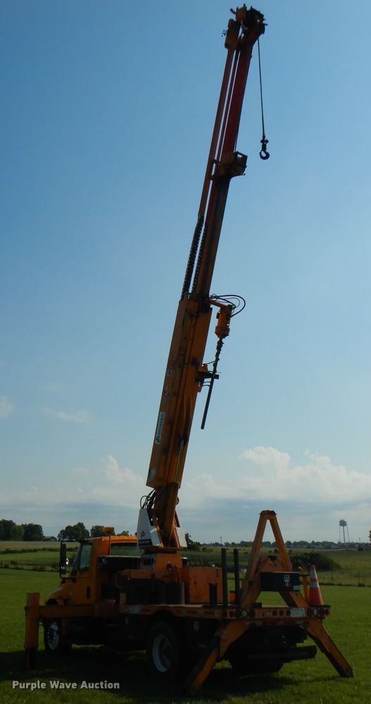 image for item HG9009 2006 International 4400  crane truck