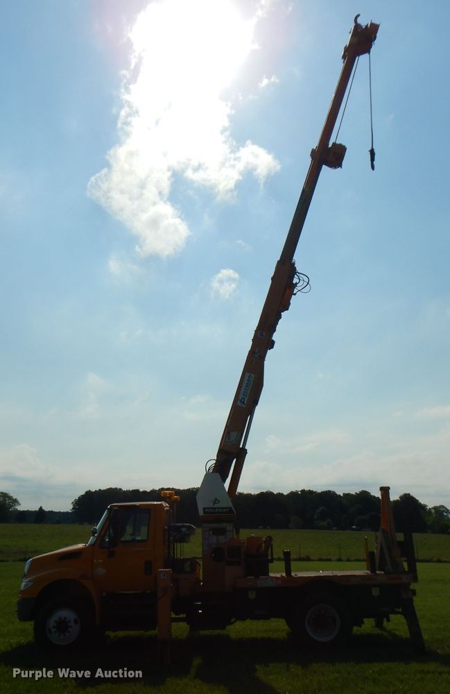 image for item HG9009 2006 International 4400  crane truck