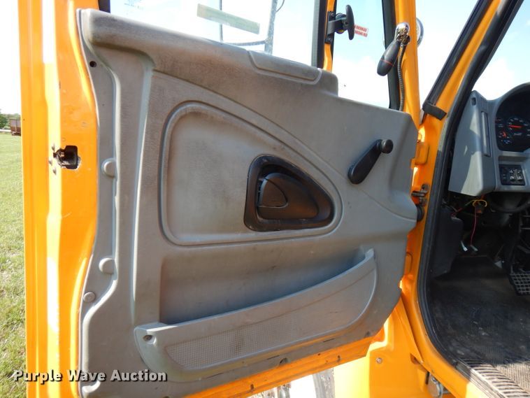 image for item HG9009 2006 International 4400  crane truck