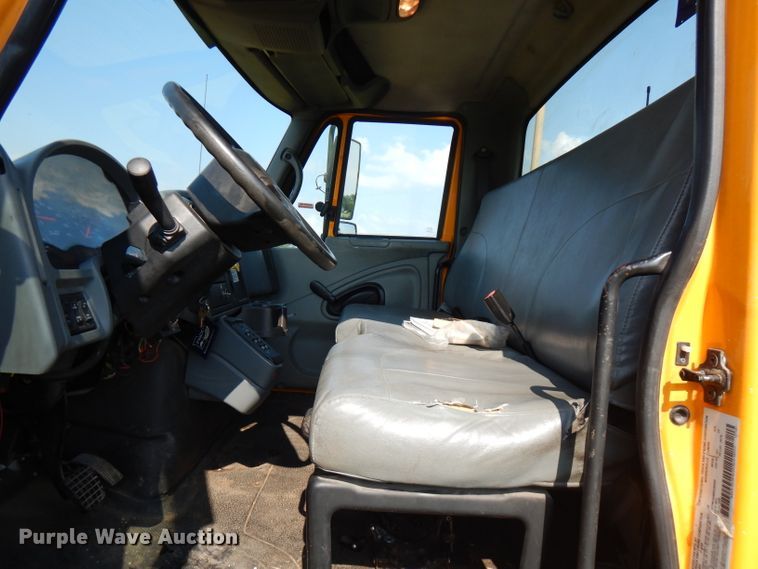 image for item HG9009 2006 International 4400  crane truck