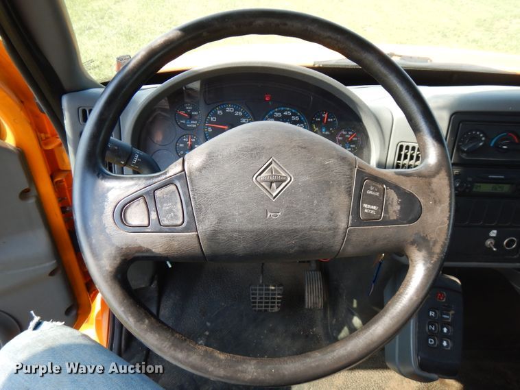 image for item HG9009 2006 International 4400  crane truck