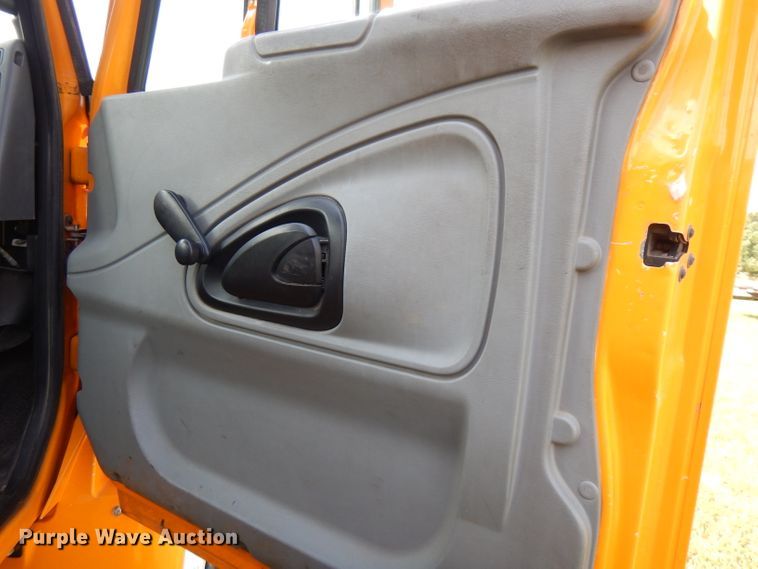 image for item HG9009 2006 International 4400  crane truck