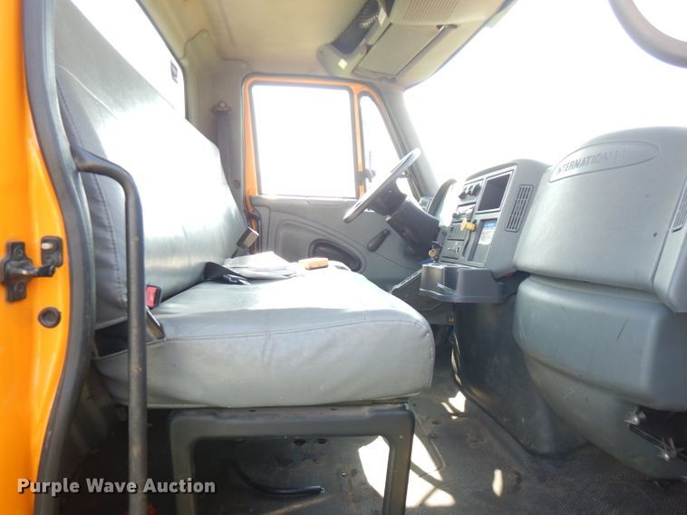 image for item HG9009 2006 International 4400  crane truck