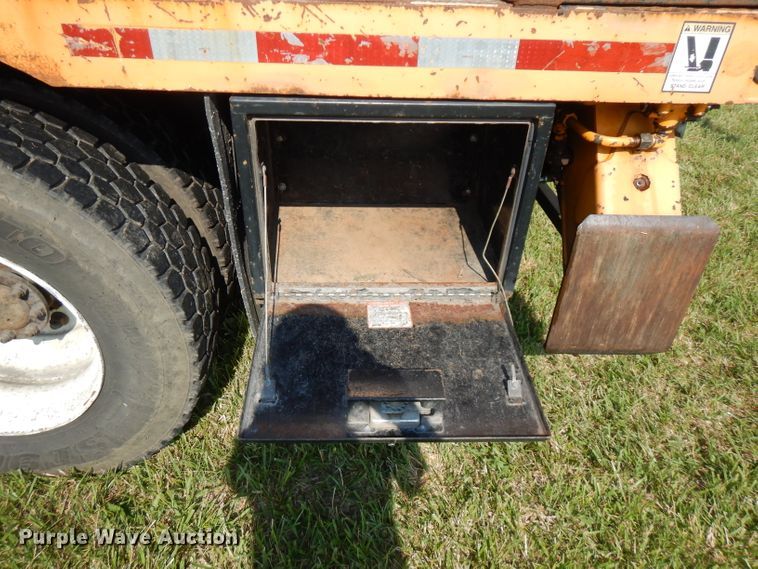 image for item HG9009 2006 International 4400  crane truck