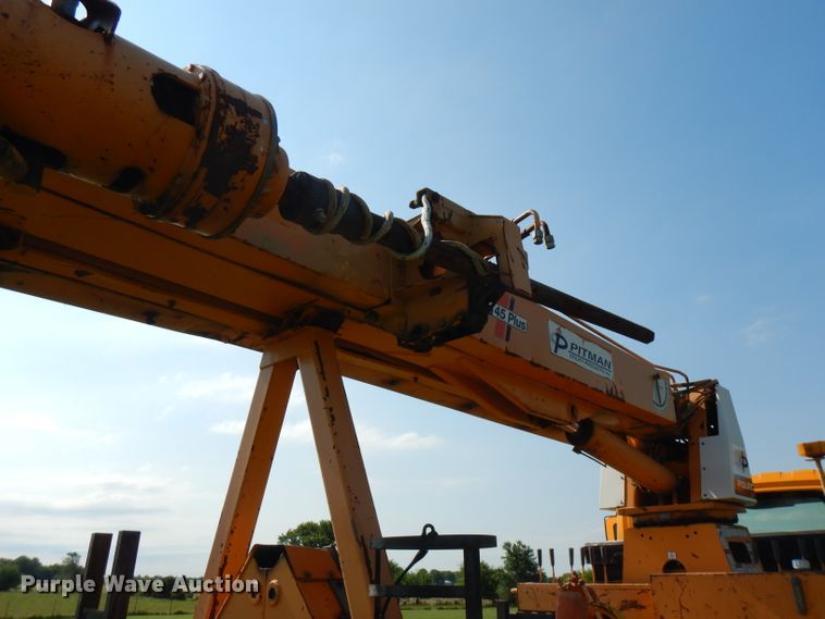 image for item HG9009 2006 International 4400  crane truck