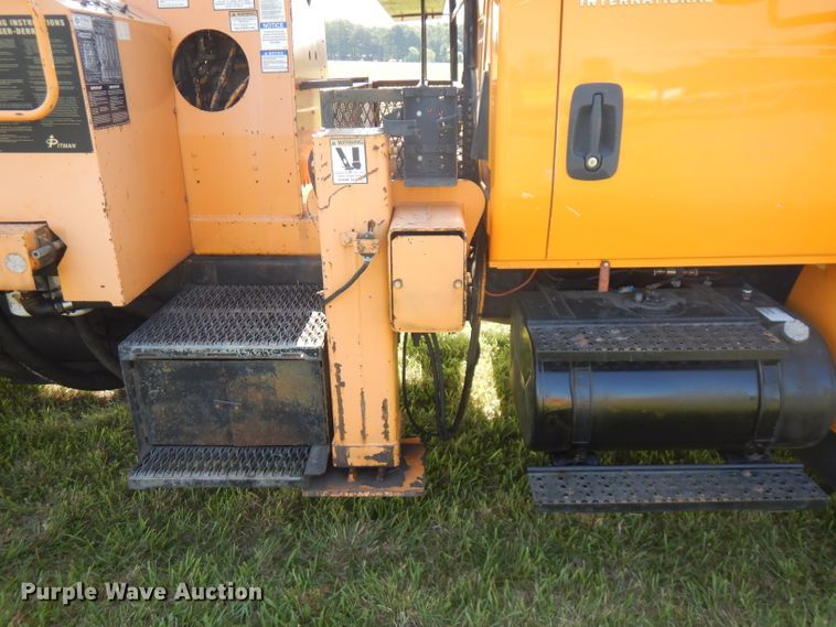 image for item HG9009 2006 International 4400  crane truck