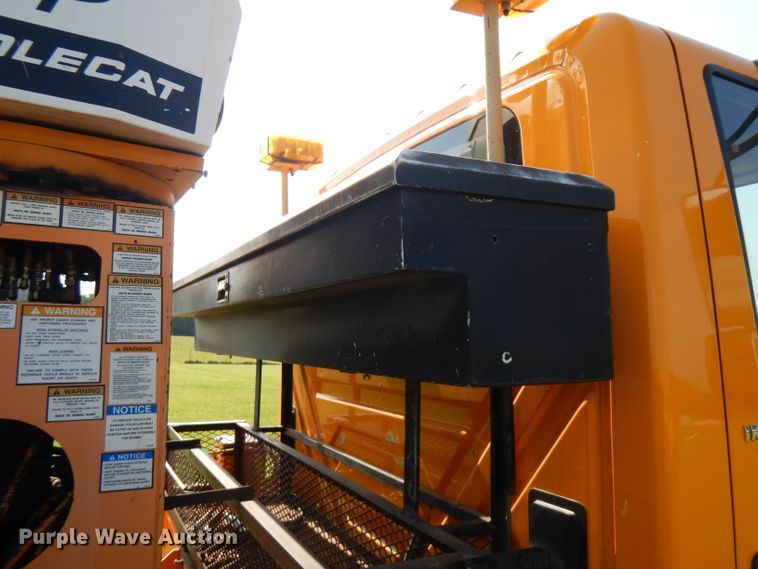 image for item HG9009 2006 International 4400  crane truck