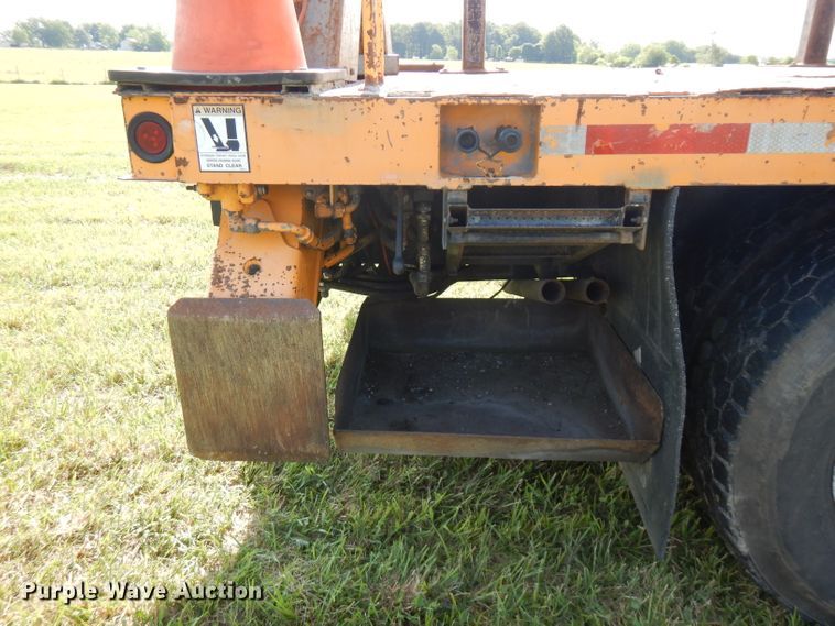 image for item HG9009 2006 International 4400  crane truck