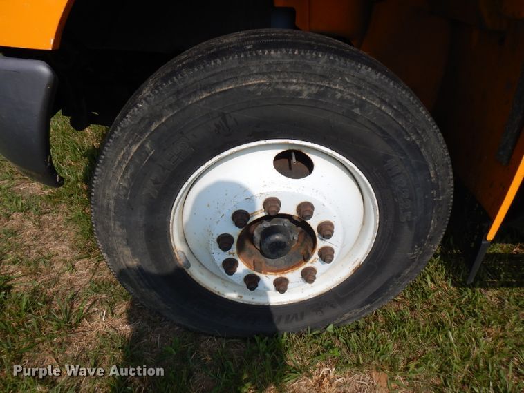 image for item HG9009 2006 International 4400  crane truck