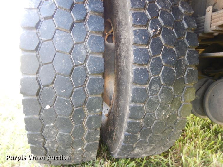 image for item HG9009 2006 International 4400  crane truck