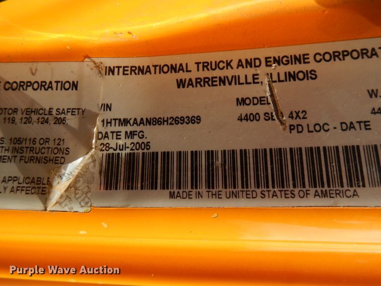 image for item HG9009 2006 International 4400  crane truck