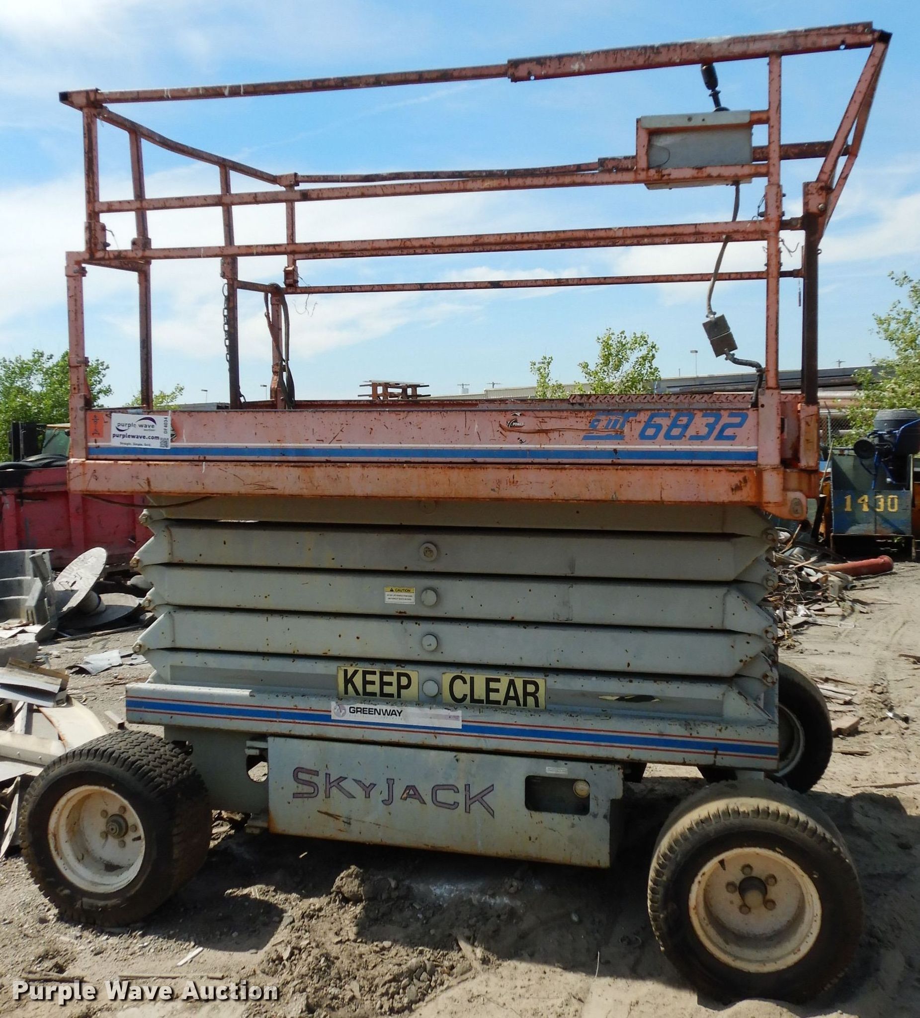 Skyjack 6832 scissor lift in Topeka, KS Item DF4034 sold Purple Wave