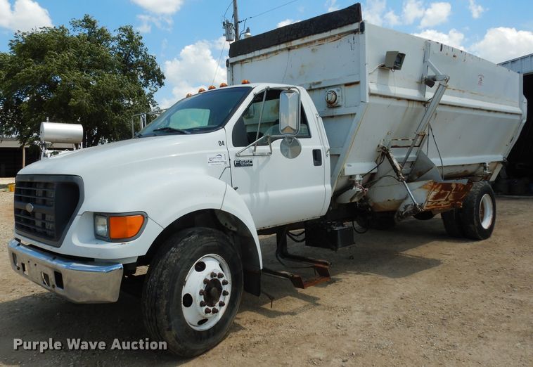 image for item DF4136 2000 Ford F650 Super Duty XLT  feed mixer truck