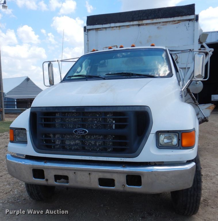 image for item DF4136 2000 Ford F650 Super Duty XLT  feed mixer truck