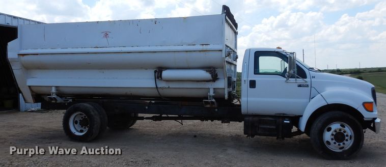 image for item DF4136 2000 Ford F650 Super Duty XLT  feed mixer truck