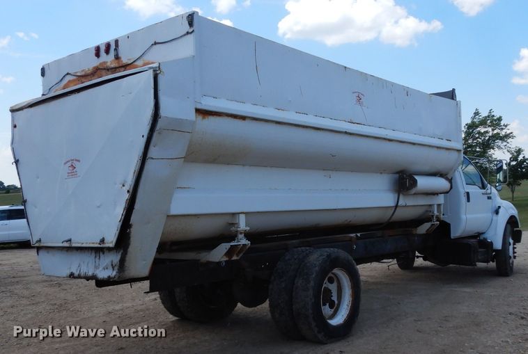 image for item DF4136 2000 Ford F650 Super Duty XLT  feed mixer truck