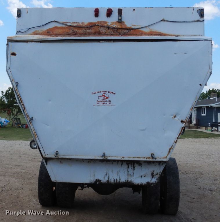 image for item DF4136 2000 Ford F650 Super Duty XLT  feed mixer truck