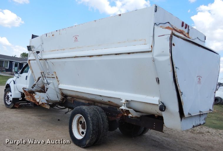 image for item DF4136 2000 Ford F650 Super Duty XLT  feed mixer truck