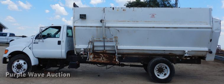 image for item DF4136 2000 Ford F650 Super Duty XLT  feed mixer truck