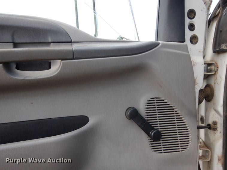 image for item DF4136 2000 Ford F650 Super Duty XLT  feed mixer truck