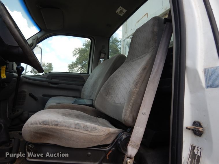 image for item DF4136 2000 Ford F650 Super Duty XLT  feed mixer truck