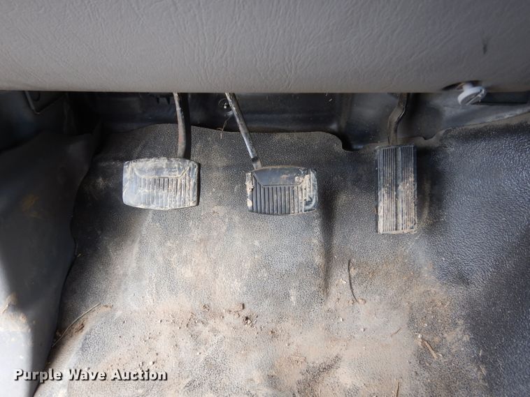 image for item DF4136 2000 Ford F650 Super Duty XLT  feed mixer truck