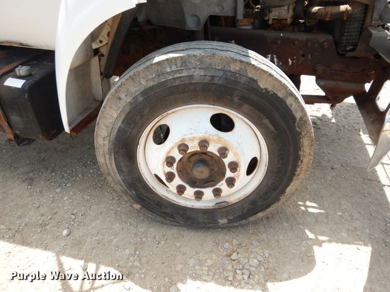 image for item DF4136 2000 Ford F650 Super Duty XLT  feed mixer truck