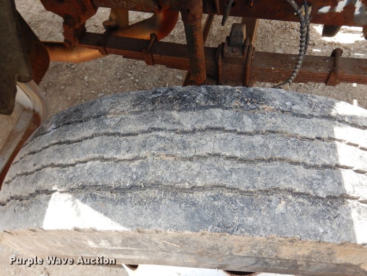 image for item DF4136 2000 Ford F650 Super Duty XLT  feed mixer truck